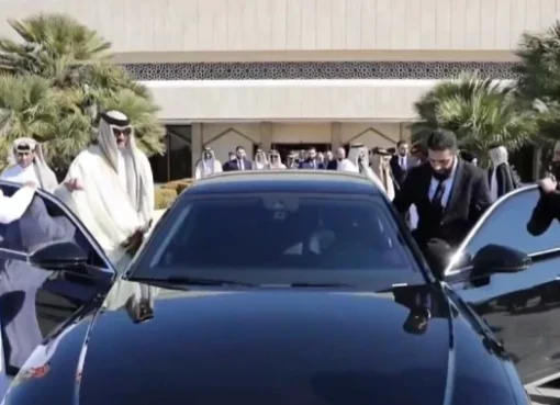 شاهد: الرئيس السوري أحمد الشرع يقود سيارته برفقة أمير قطر أثناء توجههما إلى قصر الشعب بدمشق