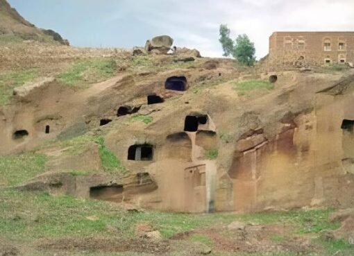 عصابة حوثية تنهب إرث مملكة حمير التاريخي.. تفاصيل