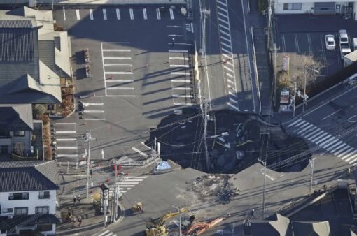 حفرة تثير الزعر في اليابان ومخاوف من فيضانات الصرف الصحي.. والسكان يفرون