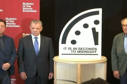 عقارب ساعة يوم القيامة تقترب من منتصف الليل النووي.. هل اقترابنا من "الإبادة الكاملة"؟