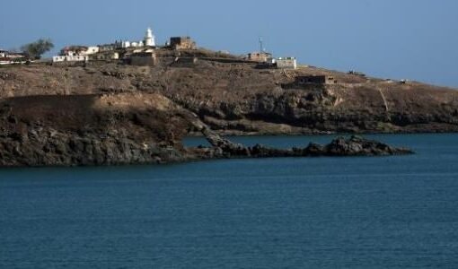 مسؤول يخرج عن صمته ويكشف  حقيقة تواجد الحوثيين في جزيرة يمنية بالبحر الأحمر