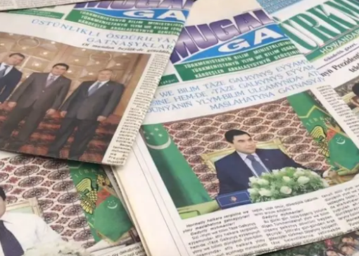 دولة أسيوية تحظر استخدام الصحف في مسح الزجاج أو كورق مرحاض