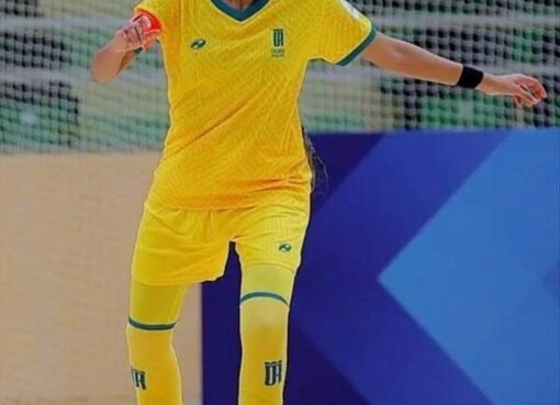 شابة يمنية تتألق وتبهر الجميع بموهبتها بملاعب السعوديه "شاهد"