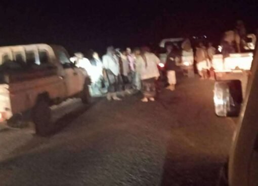 عدن.. مشاهد مباشرة للحظة التمرد على قوات درع الوطن.. شاهد