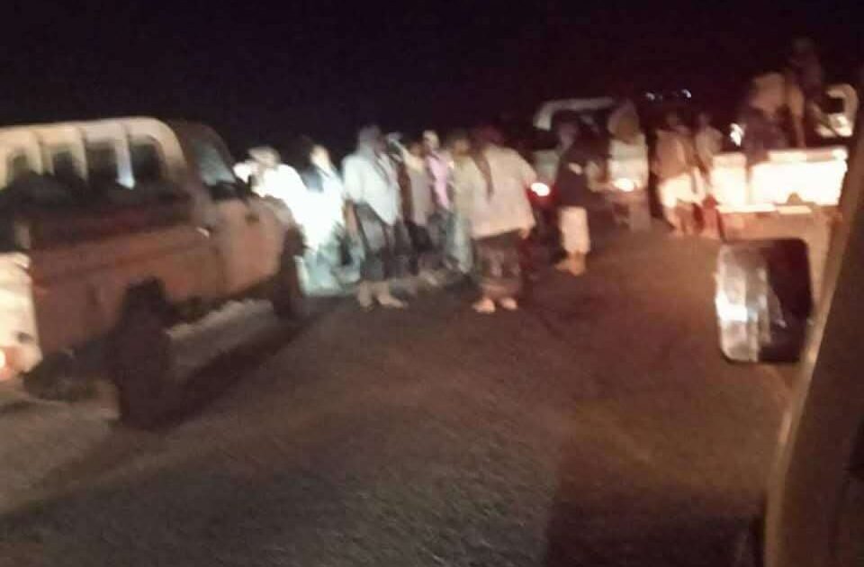 عدن.. مشاهد مباشرة للحظة التمرد على قوات درع الوطن.. شاهد