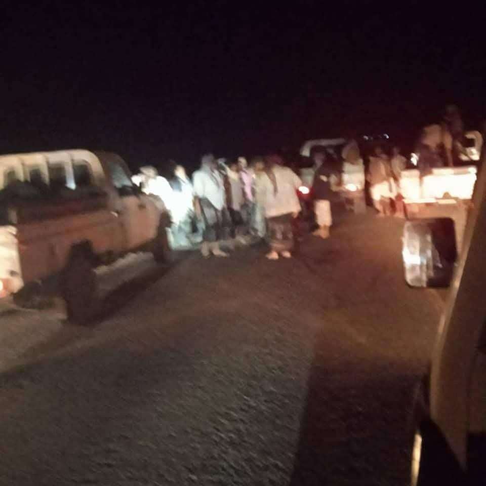 عدن.. مشاهد مباشرة للحظة التمرد على قوات درع الوطن.. شاهد