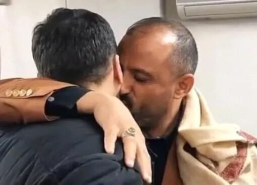 قيادي حوثي يتوسل حارس حسن نصر الله ليسمح له بتقبيل يده وردة فعل مفاجئة من الأخير