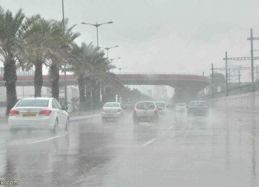 يشير العقيل إلى أن المملكة تدخل مع مطلع أكتوبر مرحلة انتقالية بين الصيف والخريف، حيث تبدأ درجات الحرارة بالتراجع، خاصة في المناطق الداخلية والشمالية. أما المناطق الساحلية، فتظل أكثر اعتدالًا بفعل تأثير البحر، مع فرق واضح بين حرارة النهار وبرودة الليل، ما يخلق بيئة مثالية للأنشطة الخارجية والمناسبات الاجتماعية. توزيع التغيرات المناخية حسب المناطق الشمال والشمال الغربي: انخفاض ملموس في درجات الحرارة، قد تصل إلى نحو 20 درجة مئوية نهارًا، مع ليالٍ باردة نسبيًا. الوسطى: تراجع تدريجي في الحرارة مقارنة بشهر سبتمبر، مع استمرار الدفء نهارًا وبرودة معتدلة ليلًا. الجنوب والشرق: تأثر أقل بانخفاض الحرارة، مع أجواء معتدلة نهارًا وبرودة طفيفة في الليل. السواحل: درجات حرارة مستقرة نسبيًا، مع نسيم بحري يخفف من وطأة الحرارة ويمنح السكان راحة ملحوظة. تأثيرات مباشرة على نمط الحياة التحول المناخي المتوقع في أكتوبر لا يقتصر على درجات الحرارة، بل يمتد ليؤثر على تفاصيل الحياة اليومية: الملابس: الحاجة إلى تجهيز ملابس تتناسب مع الفروق الحرارية بين النهار والليل. الزراعة: ضرورة حماية المزروعات من تقلبات الطقس، خاصة في المناطق التي تشهد برودة ليلية. الطاقة: انخفاض الضغط على أجهزة التكييف، مقابل ارتفاع محتمل في استخدام وسائل التدفئة. الأنشطة الخارجية: الطقس المعتدل يشجع على ممارسة الرياضة، الرحلات، والمشي في الهواء الطلق. توصيات الأرصاد للاستعداد المبكر ينصح خبراء الأرصاد المواطنين والمقيمين باتخاذ خطوات استباقية استعدادًا للتغيرات المناخية، أبرزها: متابعة تحديثات الطقس اليومية لتفادي المفاجآت الجوية. ضبط أجهزة التدفئة والتبريد بما يتناسب مع التغيرات الحرارية. الاهتمام بالحدائق والمزروعات لتجنب تأثيرات البرودة المفاجئة. خلاصة بداية أكتوبر تمثل نقطة تحول مناخية في المملكة، مع انخفاض تدريجي في درجات الحرارة ينعكس على مختلف جوانب الحياة. تصريحات عقيل العقيل تؤكد أن المملكة تتجه نحو موسم أكثر اعتدالًا، يحمل معه فرصًا للراحة والنشاط، ويستدعي استعدادًا واعيًا من الجميع لضمان التكيف مع هذه المرحلة الجديدة.