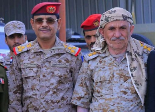 شاهد..عصابة مسلحة تهاجم قائد عسكري بارز وتسلبه الطقم وتصيبه بجراح(صورة+تفاصيل)