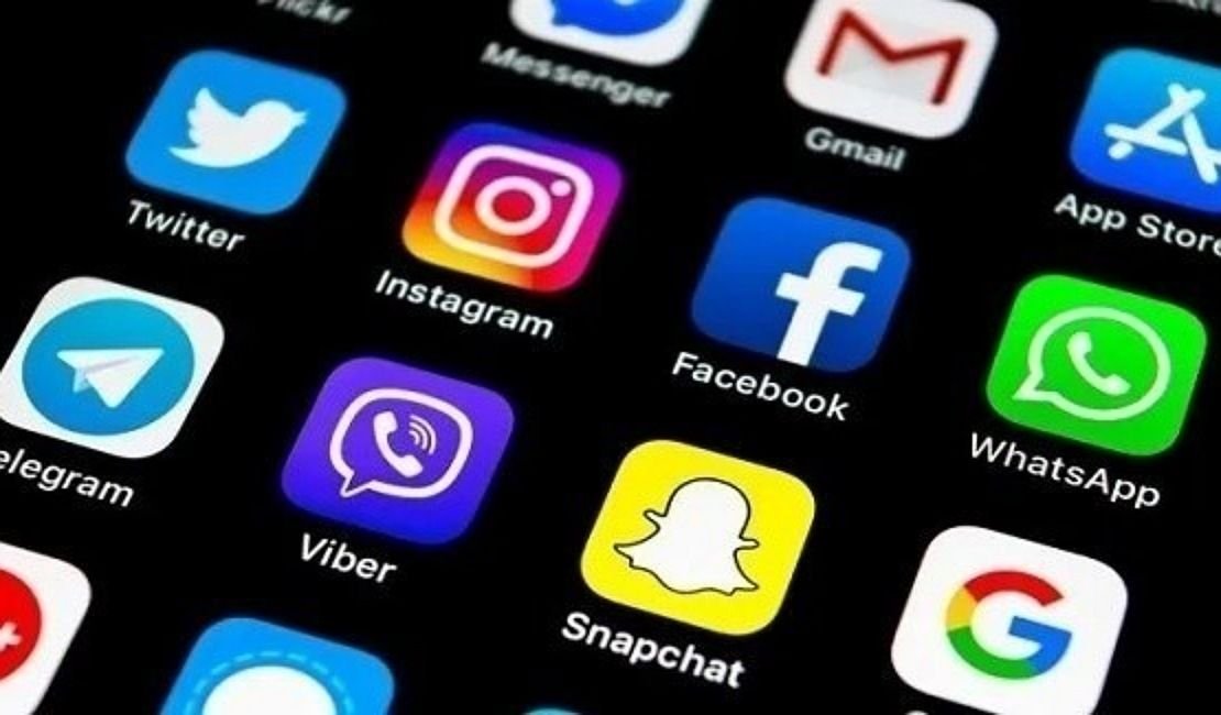 12 تطبيقًا خطيرًا على هاتفك تصورك وتسرق رسائل واتساب دون علمك!!