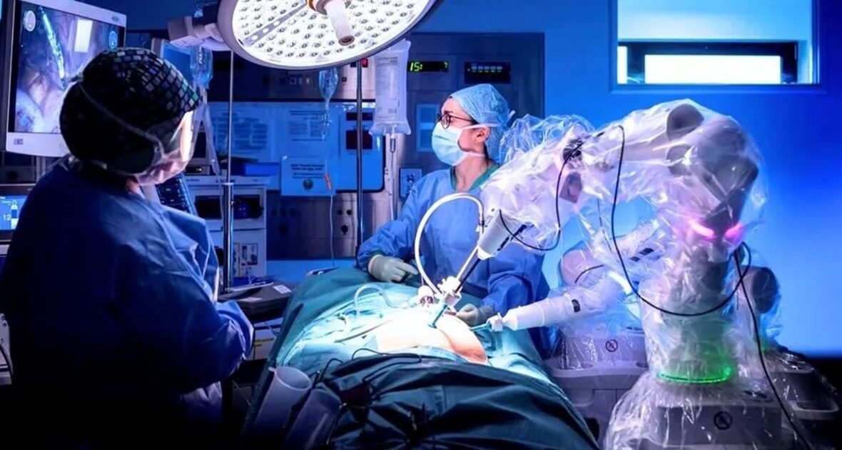 الدوله العربية إجراء أوّل عملية زراعة قلب كاملة بالروبوت في العالم