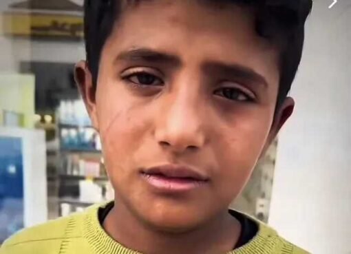 شاهد.. شهامة المواطن السعودي الشهم مع الطفل اليمني الذي ابكى الجميع يهز مشاعر اليمنيين !