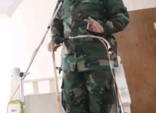 شاهد عسكري يقتحم مسجد اثناء صلاة الجمعة في محافظه تعز ويجبر الخطيب على النزول ..صوره