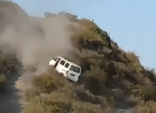شاهد.. فيديو مروع يوثق لحظة انقلاب حافلة ركاب في طريق جبلي وعر بمحافظة إب