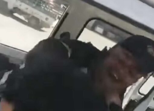 مواطن يجهش بالبكاء عقب قيام رجل المرور بضربه في صنعاء(مؤلم) مواطن يجهش بالبكاء عقب قيام رجل المرور بضربه في صنعاء(مؤلم)