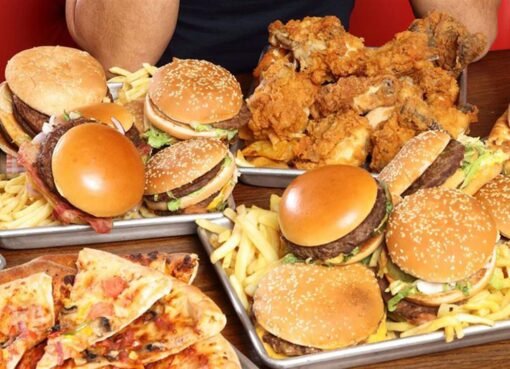 أطعمة لا ينصح بتناولها .. وقد تكون أكثر عرضة لخطر الإصابة بأمراض مزمنة إذا تناولتها