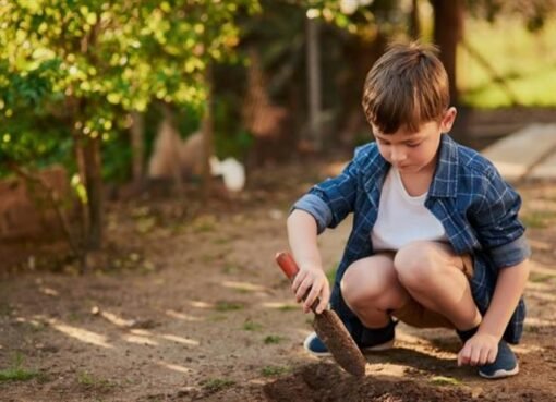 دراسة تكشف عن فوائد مذهلة للعب الأطفال بالتراب