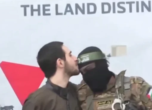 شاهد: أسير إسرائيلي يقبل رأس عنصرين من حماس أثناء عملية تسليم الرهائن