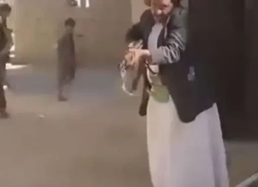 حادثة صادمة: مدير مدرسة بعمران يهدد الطلاب بالسلاح لإجبارهم على دفع الرسوم