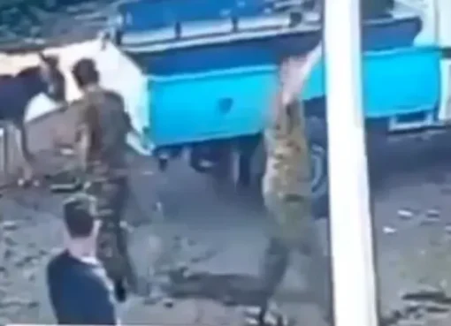 شاهد بالفيديو..حمار يعتدي على مجند حوثي ويثير سخرية واسعة في اليمن