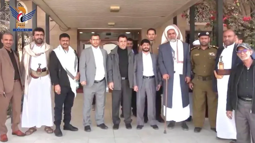 سفير يمني ينتقد مشاركة قيادات الحوثي في جنازة حسن نصر الله
