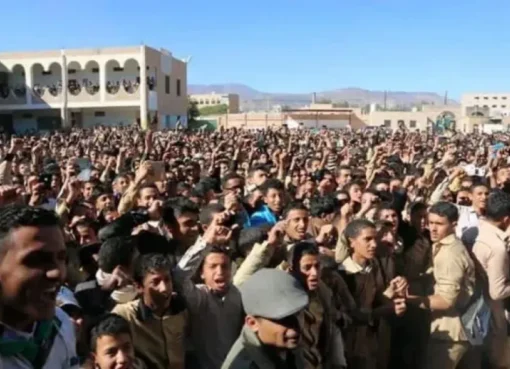 شاهد .. مليشيا الحوثي تجبر المدارس على توزيع شهادات بصور قيادات إيرانية..صورة