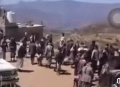 مليشيات الحوثي ينبشون قبرًا في إب ويعتقلون أقارب المتوفى!