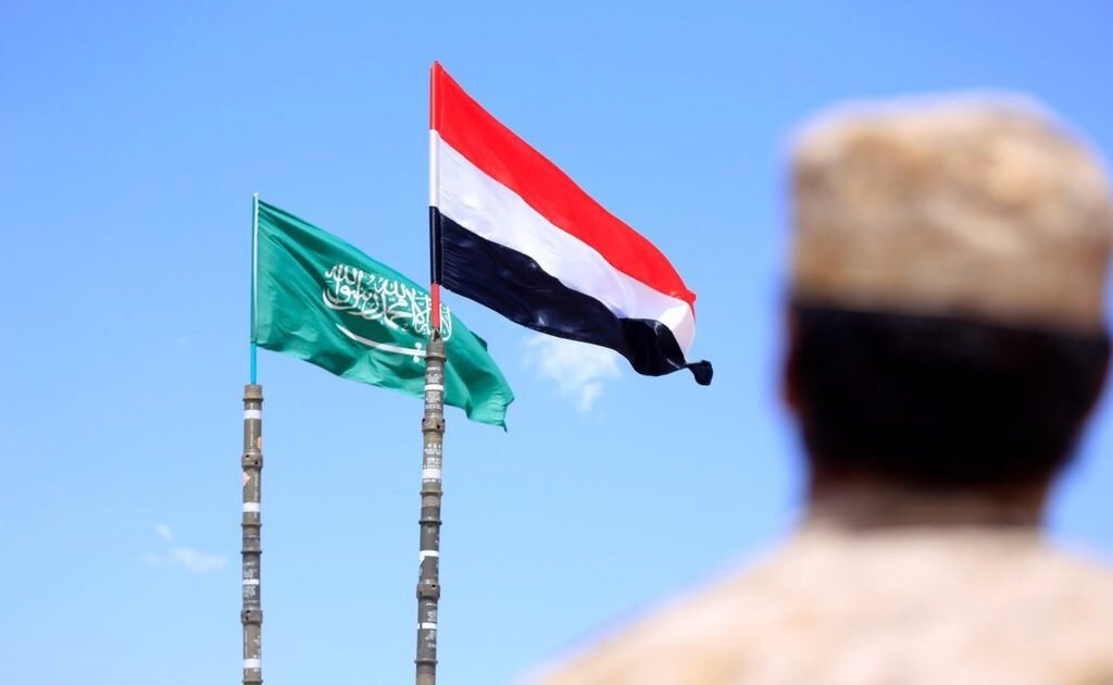 شاهد.. العلم السعودي واليمني يرفرفان على منصة تسليم الأسرى بغزة