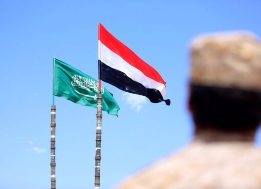 شاهد.. العلم السعودي واليمني يرفرفان على منصة تسليم الأسرى بغزة