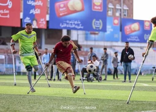 يمنيون يقهرون التحدي بتأسيس فريق كرة قدم لمبتوري الأطراف..تقرير