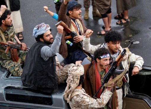 مليشيا الحوثي تجبر طلاب المدارس في صنعاء على القيام بهذا الأمر مليشيا الحوثي تجبر طلاب المدارس في صنعاء على القيام بهذا الأمر