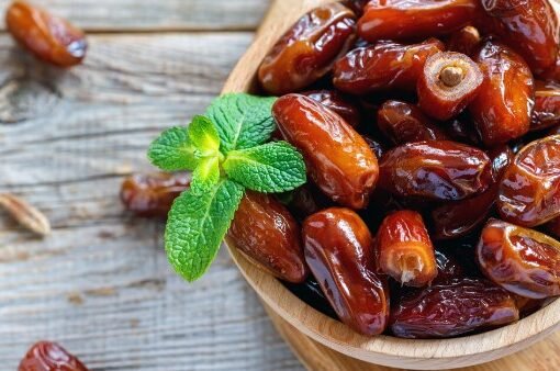 لن تصدق..ماذا يحدث لجسمك عند تناول التمر؟