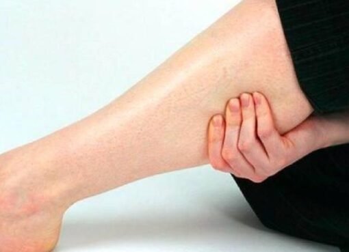 تعرف على 7 علامات تحذيرية لارتفاع الكوليسترول في الساقين تظهر ليلا