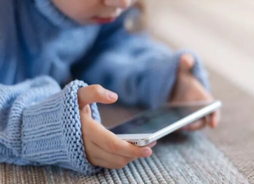 امنعوا أطفالكم عن الهواتف قبل 13 عاماً لتجنب هذه النتائج الصادمة