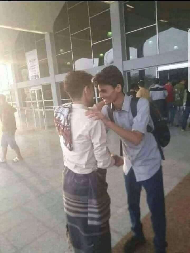 عقب وصول العبقري اليمني في أولمبياد الرياضيات إلى أرض الوطن .. مذيع بقناة إماراتية ينتقد هذا الأمر