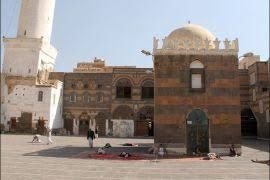 الحوثي يبدأ بهدم سور أول مسجد أثري بالعاصمة صنعاء