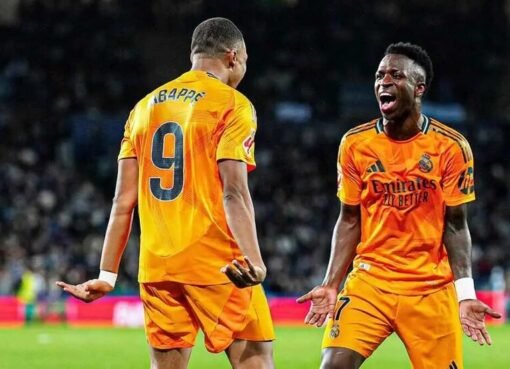 "بتوقيع بنزيما".. هدية خاصة من نجم الاتحاد لفينيسيوس جونيور (صورة)