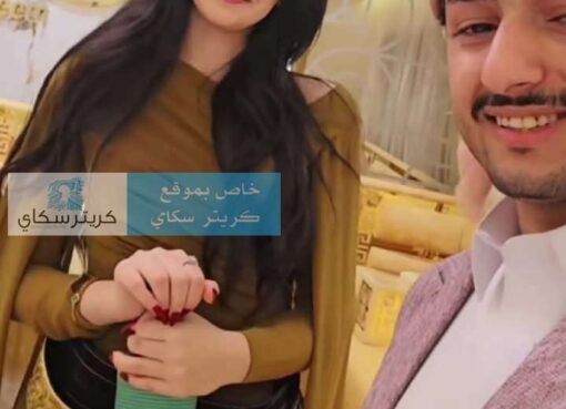 شاهد بالصورة..يمني يثير الجدل عقب ظهور فاتنه بجانبه ترتدي جنبيته على خصرها