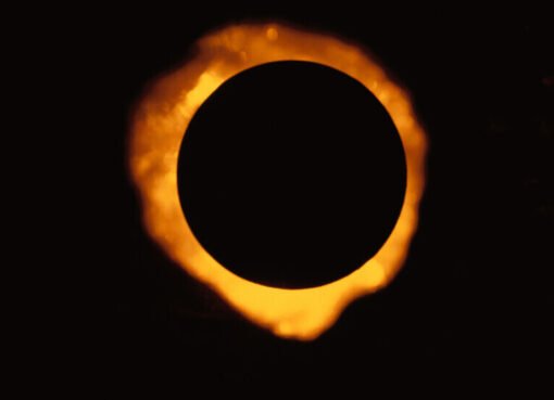 مصور فلكي يوثق ظاهرة نادرة في سماء الليل