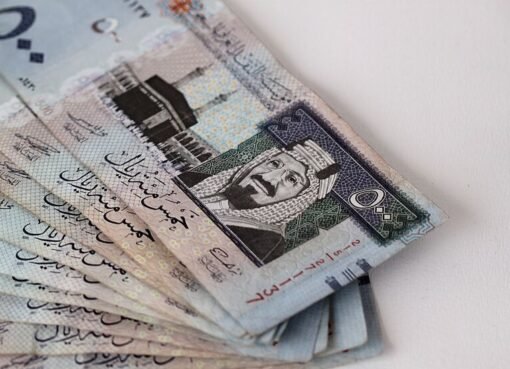 السعودية تطلق رمزا لعملتها مستوحى من الخط العربي (صورة)