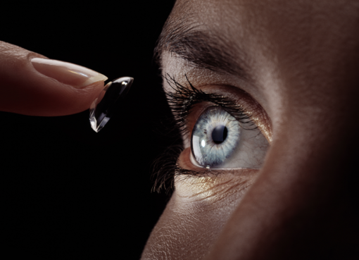 خطأ شائع في استخدام العدسات اللاصقة "يُفقد" امرأة بصرها.. احذروا