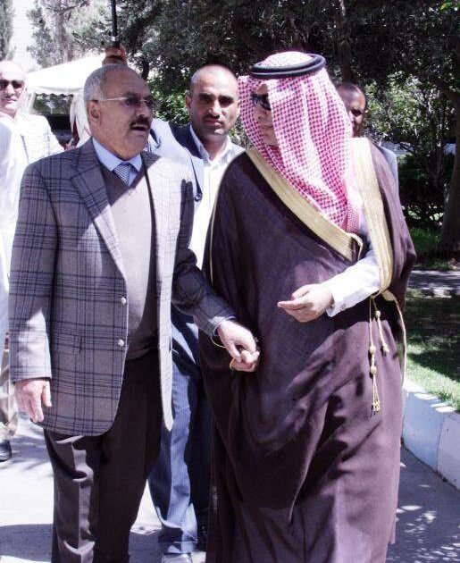 صحفي بارز يكشف تفاصيل ماحدث معه برفقة الرئيس صالح في منزله بصنعاء