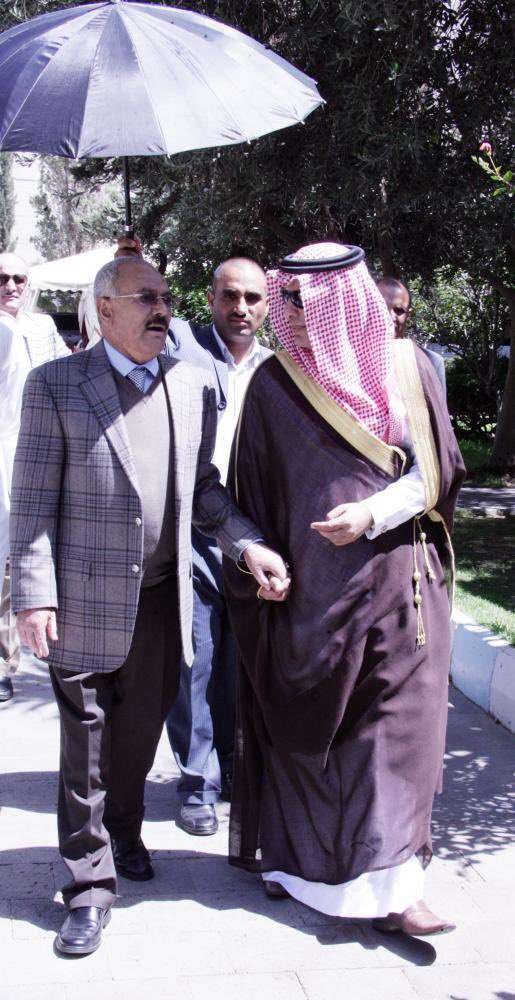 صحفي بارز يكشف تفاصيل ماحدث معه برفقة الرئيس صالح في منزله بصنعاء