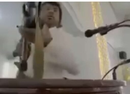 خطيب حو ثي يشهر سلاحه ويهدد المصلين بالقتل داخل المسجد بصنعاء(فيديو)