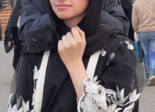 مشهد محزن .. ظهور طفلة شهيرة وهي تقوم بهذا الامر داخل صنعاء للمطالبة بدعمها