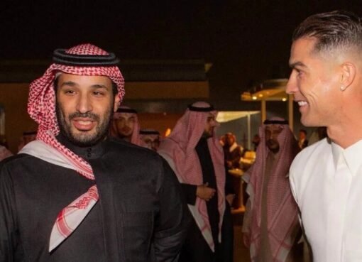 صورة تجمع كريستيانو رونالدو بالزي الوطني السعودي مع الأمير محمد بن سلمان و"الدون" يعلق
