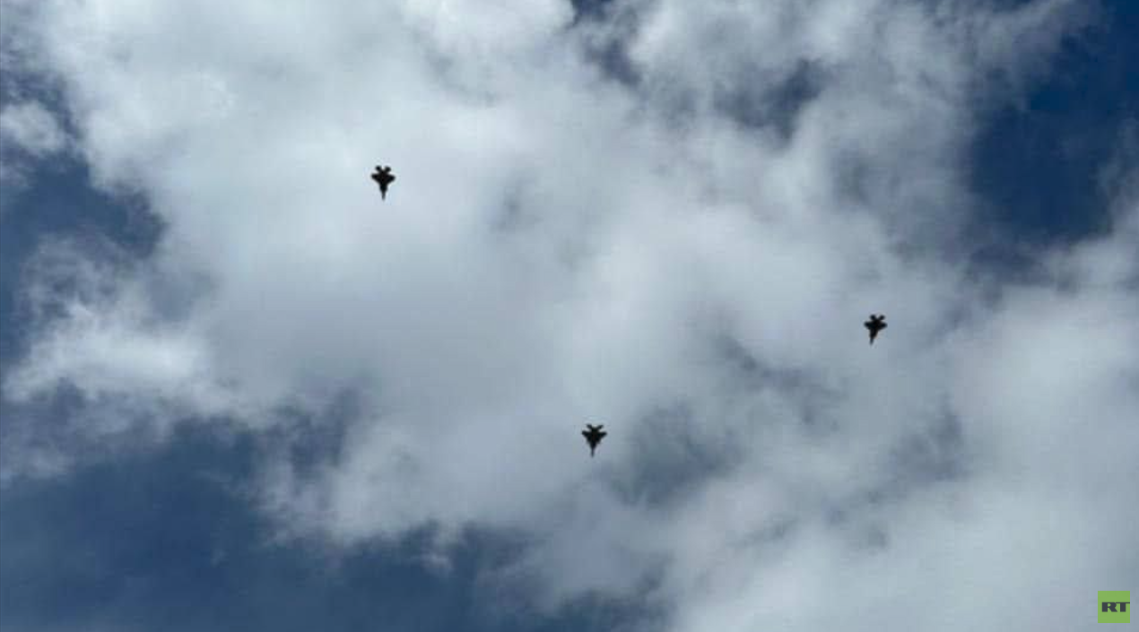 سرب مقاتلات إسرائيلية "يحتفل" فوق جنازة نصرالله