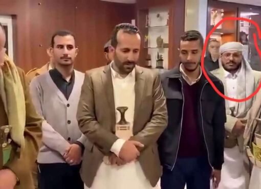 شاهد..بكاء قيادات حو ثية امام هذه المرأة يثير الجدل