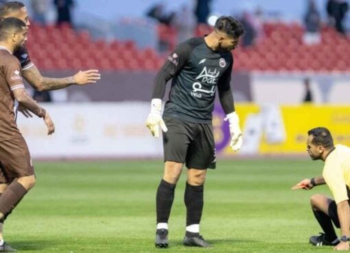 حارس يعتدي على حكم خلال مباراة بالدوري السعودي (فيديو)