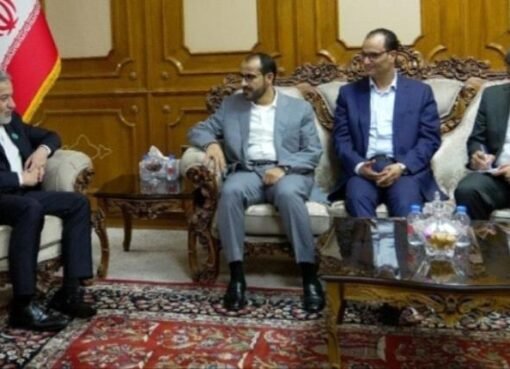 مسؤول حوثي يقدم تقريراً عن أوضاع اليمن إلى مسؤول إيراني (صورة)